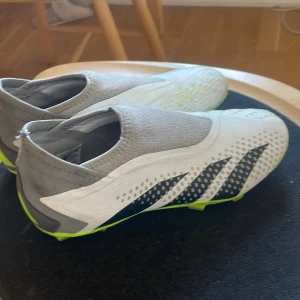 Fotbollskor  - Några månader använda inte slitna bra skick och riktigt sköna