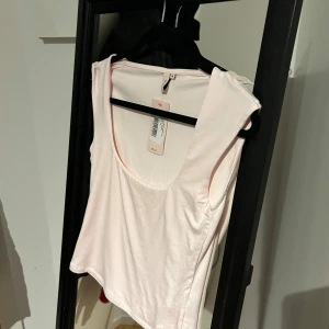 Rosa topp - En rosa super gullig topp från Nelly. Den har aldrig blivit använd men har dessvärre två stycken defekter från att den har blivit testad. 