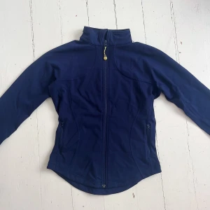 Lululemon jacka  - Mörkblå Lululemon jacka i storlek 8 med gul snodd. I väldigt fint skick, säljer eftersom jag mest använder mina andra som är i en annan storlek 