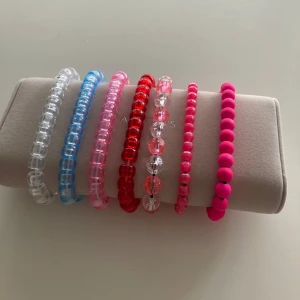 Armband 49 kr/st - Jättefina egengjorda armband! Om ni vill ha ett så skriv utifrån första bilden vilken ni vill ha, från vänster 1-7😊