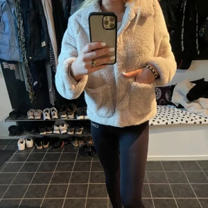 Pälsjacka  - Så himla fin pälsjacka perfekt till höst/vinter🤍 använd få gånger 🤌🏼