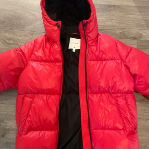 H&M dunjacka - En röd dunjacka från hms sida där man designar själv. Den är i mycket fint skick och är knappt använd pga fel storlek. Passar M-L skulle jag säga i både dam och herr. Den är varm och perfekt för vintern.❤️