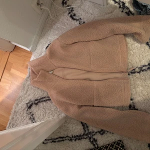 Pilejacka hm - Säljer denna fina jackan i storlek S slutsåld i färgen beige men lite rosa men passar även som XS 