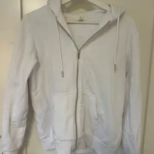 Vit zip up hoddie ifrån H&M i storlek s. Förliten för mig. Använd ca 4 gånger.