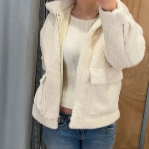 Teddyjacka  - Super söt teddy jacka från pull and bear, knappt använd, passar s och M, skriv för fler bilder💗💗 
