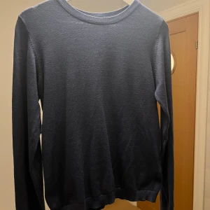 Stickad tröja  - Superfin stickad tröja som passar perfekt till hösten! Använd typ 1 gång så i nyskick.