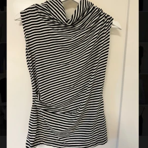 Randig topp - Randig topp i storlek s, i fint skick och som knappt är använd. Ingen aning vilket märke det är men skriv gärna till mig om ni vill veta så kan jag försöka hitta🤩