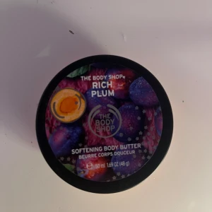 The body shop  - Jätte god kräm, har dock blivit mer av en vanilj tjej, just därför har jag växt ur denna doft av fruktighet osv. Men den är jätte god, luktar en riktigt saftig persika. GOURMAND ÄTBAR DOFT