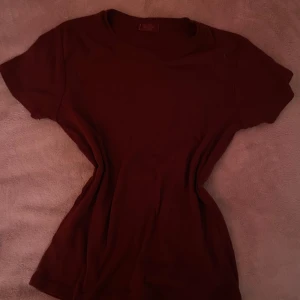 vinröd brandy topp - Såå snygg vinröd topp❤️köpt på brandy Melville för ish 200! Nyskick 