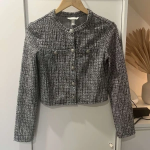 Hm kofta  - Jätte fin jacka/kofta från hm med knappar. Aldrig använd och är i storlek XS❤️