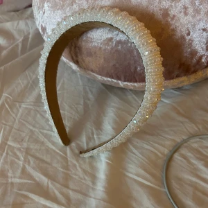 Diadem - Säljer detta diadem från SHEIN då den aldrig kommer till användning. Den är lite tung att ha på huvudet tycker jag. Men fortfarande jätte fin, nypris 45, säljer för 20kr