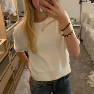 Stickad tröja - jättefin och skön stickad tröja från zara, tröjan är i jättebra skick förutom två små hål som man ser på bilden🥰