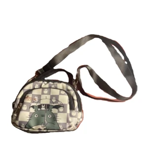 Totoro väska - Totoro väska från kawaii, väskans band går att göra större men inte mindre. Tyvärr har det kommit bläck på utsidan av väskan och det går inte bort. Fyra fack och det får plats mycket i den. Pris kan diskuteras🎀🖤🤍