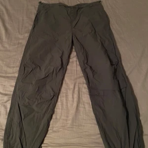 Parachute pants - Säljer dessa parachute pants/fallskärms byxor då de inte används, som i nyskick
