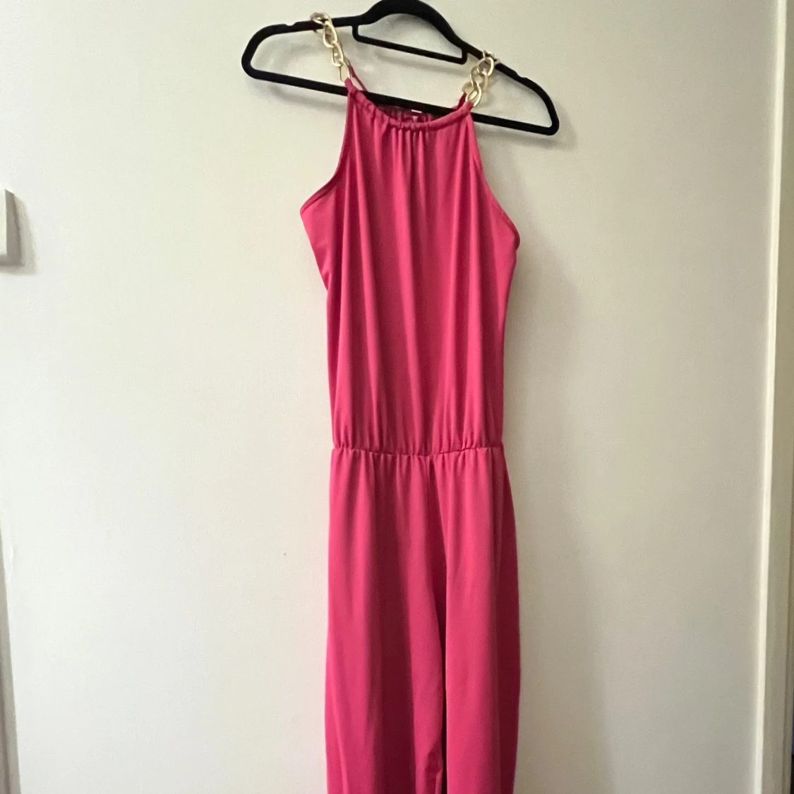 Rosa jumpsuit med kedjedetaljer - 91