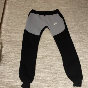 De är en Nike tech helt ny Storlek s  - Träning byxor Nike Storlek S