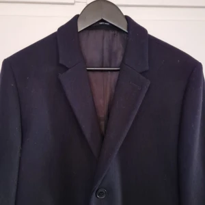 Ullrock Tiger Stl 48 - Mycket sparsamt använd, aldrig suttit med den. Knappar fram och sprund bak. Klassisk modell, går till knäna ( på en 176 cm man) Nypris 4 300 krTi