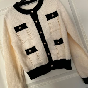 Kofta med guldknappar - Oanvänd stickad kofta med guldknappar. 100% polyester. Inga fläckar osv. 