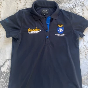 Svenska ridsportsförbundet tröja  - Säljer min jättesnygga ridtröja från svenska ridsportförbundet. Små tryck fram och större stryck på ryggen, storlek S. Finns små ventilations hål här och var. En liten defekt fram, men absolut inget som syns❣️