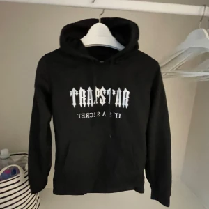 Trapstar hoodie - Säljer min trapstar hoodie efter som den inte passar längre. Använd  fåtal gånger. Skriv om ni undrar något elr om fler bilder