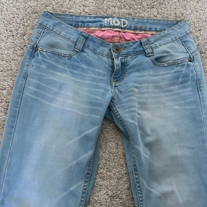 Low waist bootcut jeans - Säljer dessa sjukt fina bootcut lowwaist jeansen eftersom de är lite försmå. De är använda 1 gång därav är de i ny skick.😊priset kan sänkas