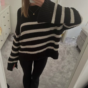 Randig stickad  - Så fin o mysig randig stickad med slits i ärmar och på sidorna. Passar lite olika beroende på hur man vill att den ska sitta men jag har strl S💕