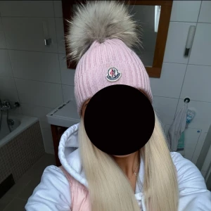 Moncler mössa - Säljer min rosa superfina monclermössa, men säljer då jag knappt använder den längre 