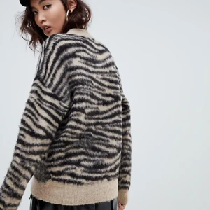 Mönstrad stickad tröja  - Jättemysig stickad tröja med tiger mönster från Na-kd. Strl XXS men sitter mer som xs. Bra skick och inga defekter! Slutsåld på hemsidan nypris : 519kr. Priset kan diskuteras🩷