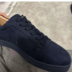 Mörkblåa Louboutins - Säljer mina tvär feta loubs, de är storlek 43. Skorna är äkta. Kvitto, box, dustbags och allt sånt ingår. Bilderna är när de är nya kan fixa hur de ser ut nu, skriv för frågor