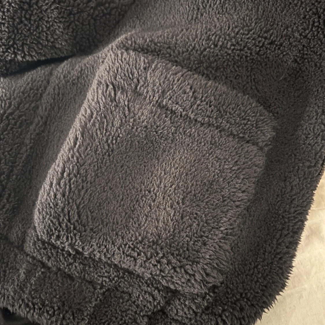 Svart teddyjacka med dragkedja - 90