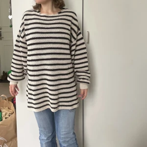 Stickad tröja Zara - Fantastiskt cool stickad tröja men jag har för mycket kläder☹️Kommer aldrig till användning och därför säljer jag den vidare🪐Mycket fint skick🪐nyskick🤍