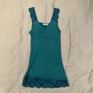 Vintage turkos y2k topp med spets  - Så söt topp köpt second hand :) passar XS-S