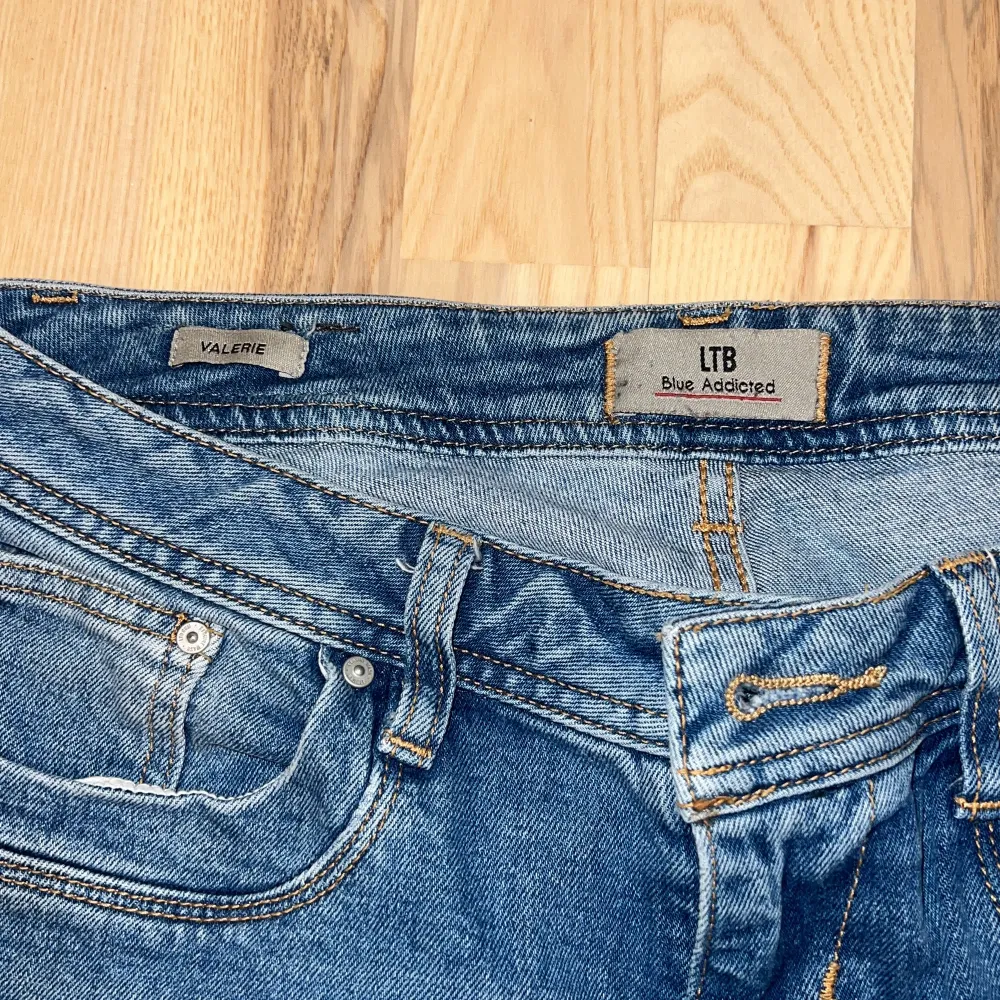 Knappt använda trendiga bootcut jeans som är slutsålda nästan överallt, inga tecken på användning. Modell: Valerie  Nypris: 800kr. Storlek: W29/L32. Jeans & Byxor.