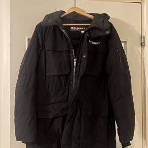 Vinterjacka  - Vinterjacka som är perfekt till det kalla vädret eller om man ska åka skidor. Värmer och är i ett jätte bra material. 