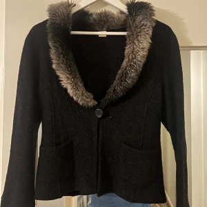 Jacka  - Snygg tunn jacka i bra skick som är ferfekt för hösten. Sitter jätte fint på och passar till alla tillfällen. 