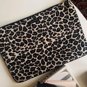 leopardmönstrad datafodral från ideal of sweden - Säljer en supercool leopardmönstrad datafodral från ideal of sweden!! köpte den nyligen för 500kr      skriv om intresse eller frågor (använd gärna ”köp nu” ❤️❤️)