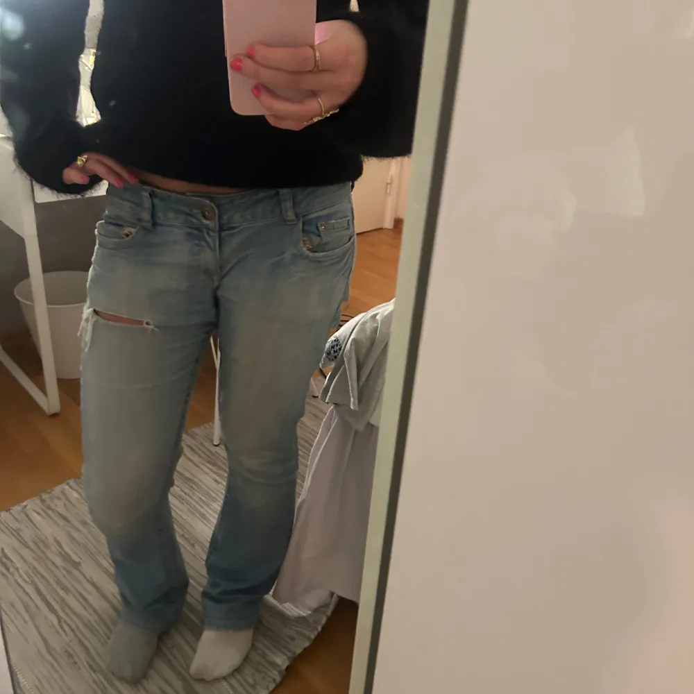 Ursnygga low jeans som är mina favoriter. Säljer då de är lite stora för mig. De har en defekt som är ihopsydd mellan benen.  W 27- 40 cm rakt över L 33- innerbenslängd 81cm  💕💕💕. Jeans & Byxor.