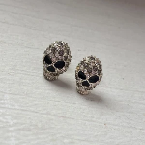 Örhängen  - Små dödskalle örhängen som är använda några gånger men ändå i bra skick! Fina med diamanter på🌸