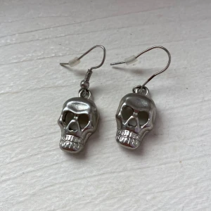 Dödskalle örhängen - Dödskalle örhängen, använda några gånger bara, fint skick🌸