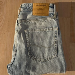 Jack and Jones jeans 28,30 - Säljer nu dessa riktigt snygga ljusblå jeans från Jack and Jones. Storlek: 28,30. Modellen sitter regular fit. Modellen är 174cm och väger 65kg. Nypris ca 900kr. Mitt pris är endast 249 kr. Hör av dig vid minsta fundering. Priset är diskuterbart.