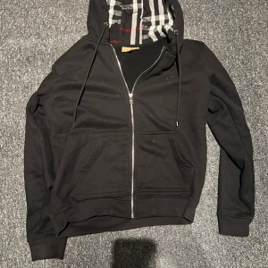 Burberry Zip - Tja! Säljer nu denna feta burberry zip som är PERfEKT till vintern!❄️ Fick i present, skick 9/10, Skriv vid funderingar!