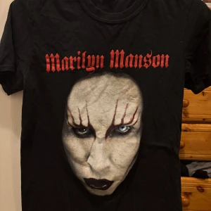 Marilyn Manson tröja - Jättecool Marilyn Manson tröja! Köpt för några år sen men i jättebra skick!