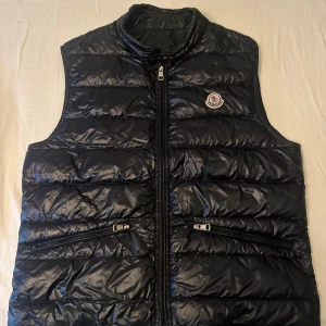 MONCLER VÄST - Moncler Gui Down Vest Navy  Superfint skick. Väldigt snygg!! Perfekt till hösten 🩵🩵🩵 Nypris - 8900 kr 