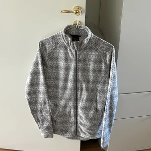 Fleece Everest - W Zip Fleece Jacket - Använt ca 5 gånger. SUPERSKÖN men önskar att den satt mer löst på mig, därav säljs den. Perfekt för skidsemester eller mysig hemmakväll. 