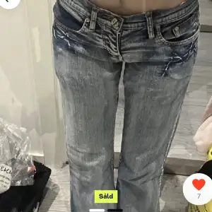 Säljer dessa jeans som är köpta på plick eftersom dom tyvärr inte passar Högsta bud får dom (Bilder från förra säljeren)