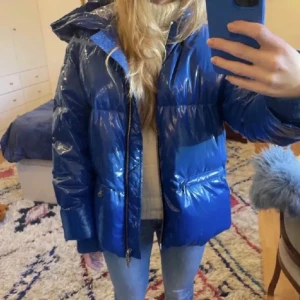 Blå j Lindberg jacka - En så fin varm jacka fårn J Lindberg! Jag säljer den då den inte längre kommer till användning!💙jag köpte den här på plick och har själv använt den bara en vinter❄️ kkan gå ner i pris vis snabb affär!  Nypris ca 2700? Är ganska overzied. Lånad bild!