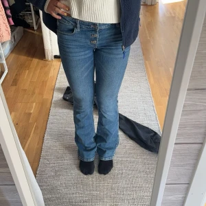 Lågmidjade bootcut jeans  - Snygga bootcut jeans i jättebra skick!🫶🏽