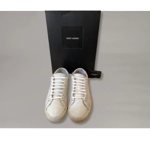 Saint Laurent Skor - Saint Laurent Skor | Mycket fint skick | Sitter som en storlek större | Nypris: 5000kr | Medföljer: Original Box och Kort | Spårbar frakt via  Postnord / Instabox, köparen betalar frakten | Tveka inte att höra av dig vid frågor! 📩