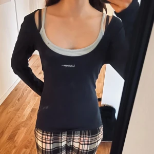 iets frans långärmad tröja - Super snygg iets frans långärmad tröja i storlek M som jag köpt på urban outfiters. Skriv om du har frågor eller för fler bilder 💙