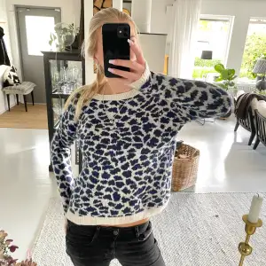 Stickad tröja med leopard mönster stl s💕 använd gärna köp nu